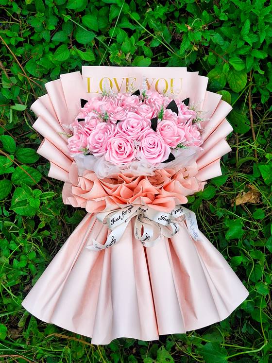 Pearl Crown Bouquet image A